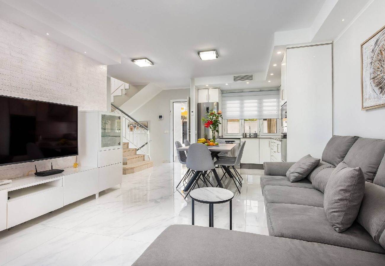 Doppelhaushälfte in Adeje - Moderne Villa mit 4 Schlafzimmern in Costa Adeje Olga