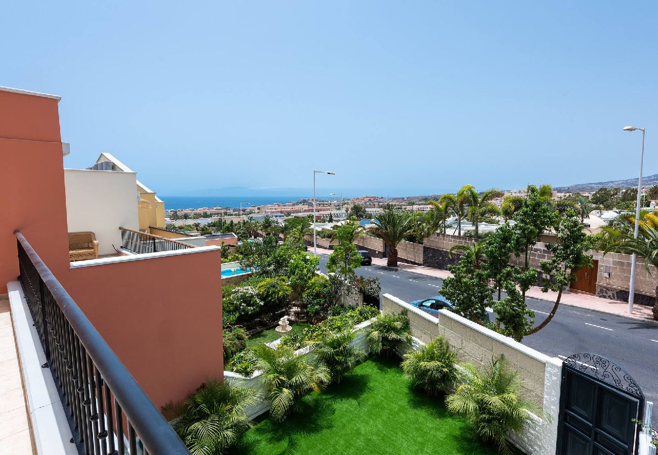 Doppelhaushälfte in Adeje - Moderne Villa mit 4 Schlafzimmern in Costa Adeje Olga