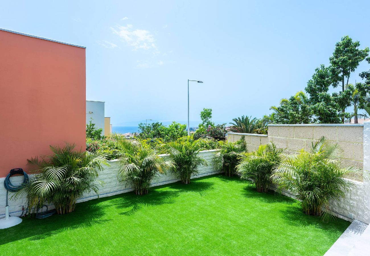 Doppelhaushälfte in Adeje - Moderne Villa mit 4 Schlafzimmern in Costa Adeje Olga