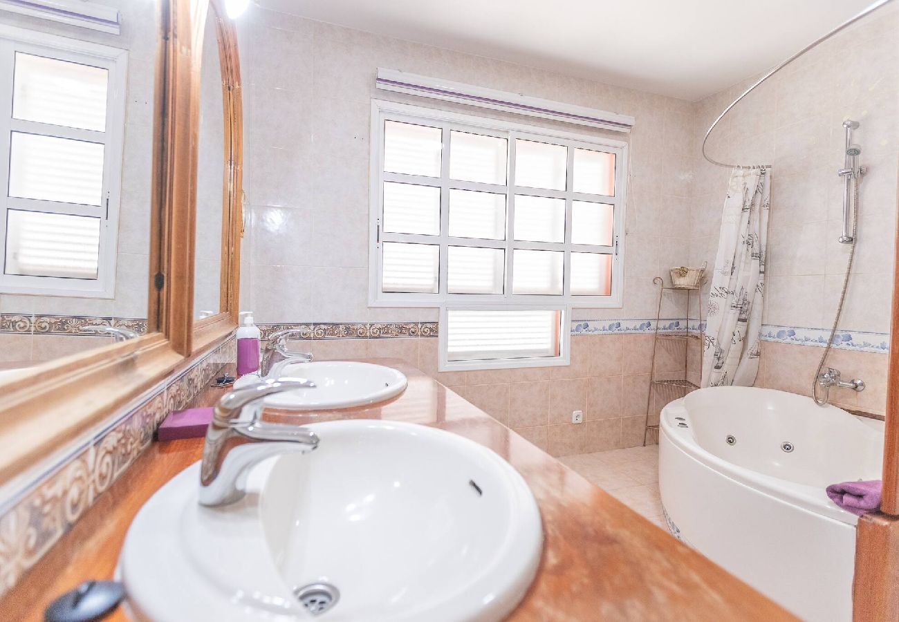Villa in Costa Adeje - Nice 3 Bedroom Villa in El Duque 